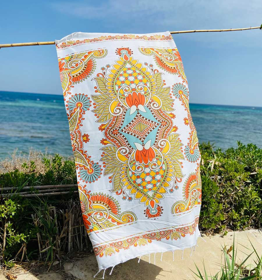 Strandtuch mit buntem Aufdruck