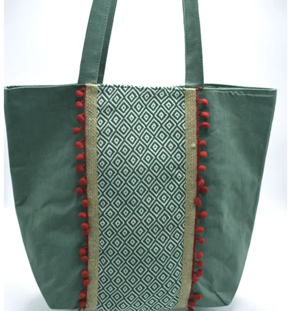 Sac Saint Tropez vert avec motifs en chevron et pompons rouge Fouta Tunisia - 2