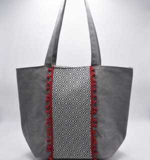 Sac Saint Tropez gris motifs en chevron et pompons rouge Fouta Tunisia - 1 2