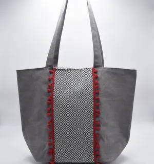 Sac Saint Tropez gris motifs en chevron et pompons rouge Fouta Tunisia - 1 2