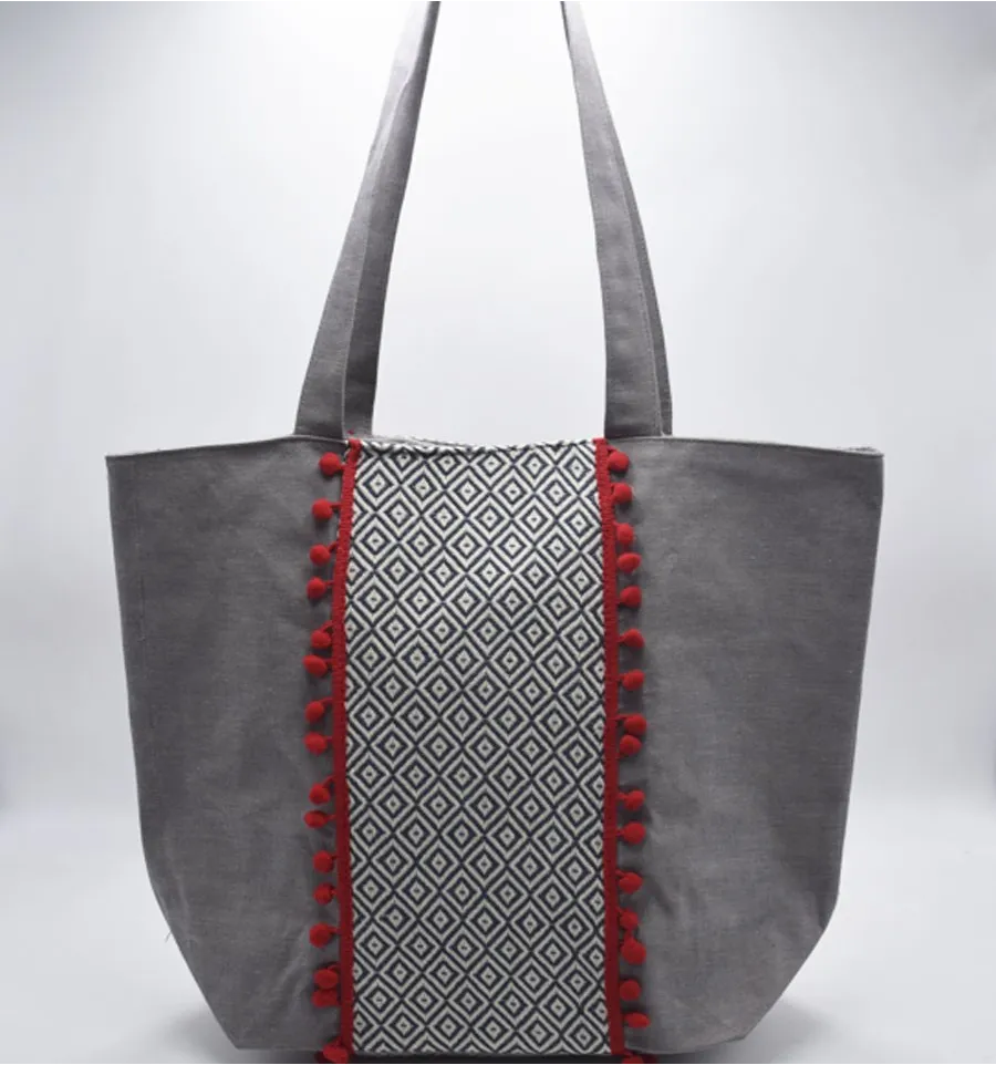 Sac Saint Tropez gris motifs en chevron et pompons rouge Fouta Tunisia - 2