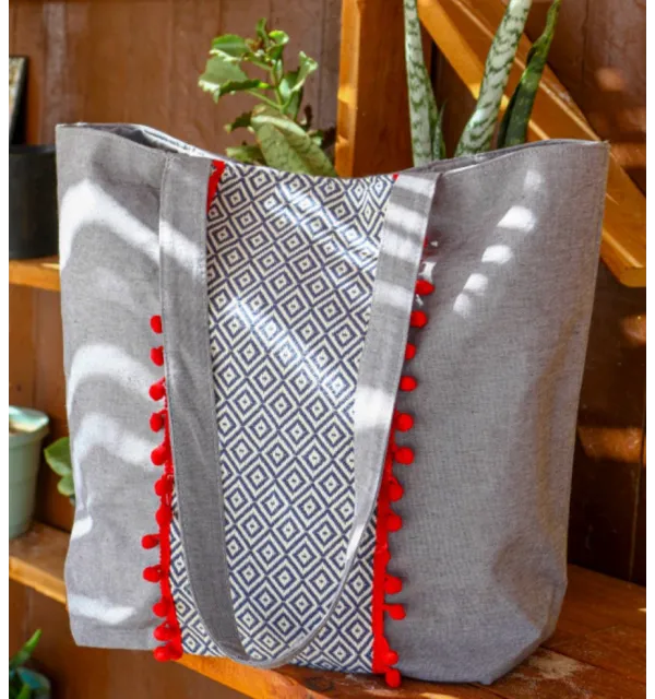 Sac Saint Tropez gris motifs en chevron et pompons rouge Fouta Tunisia - 1