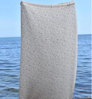 Fouta Versailles taupe - Fouta plage motif floral, serviette de plage, jeté fauteuil 2