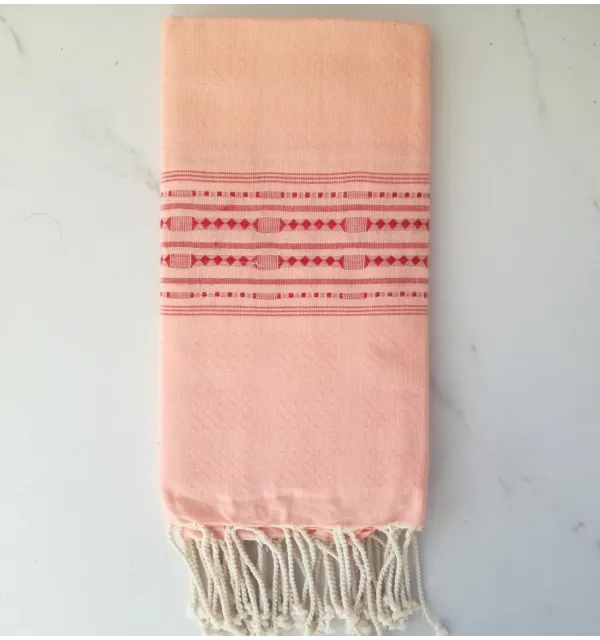 Fouta thalasso rose avec motifs rouge 