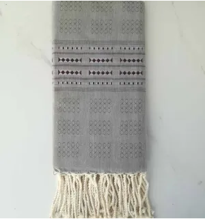 Fouta thalasso vert avec motifs aubergine