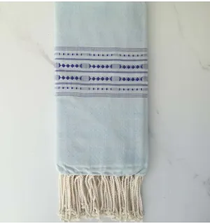Fouta thalasso bleu ciel avec motifs bleu foncé