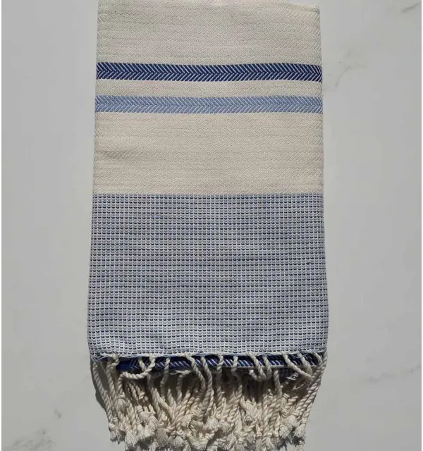 Fouta Chevron blanc crème, bleu ciel et bleu foncé 