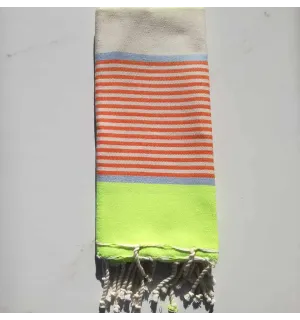 Enfant fluo, bleu, orange et blanc cassé 