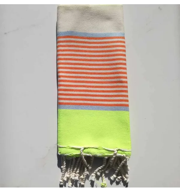Enfant fluo, bleu, orange et blanc cassé 