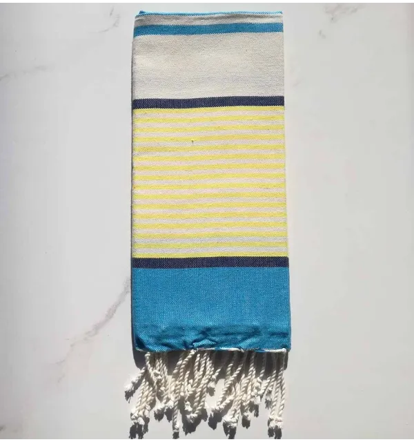 Enfant bleu, bleu jean foncé, jaune et blanc cassé 