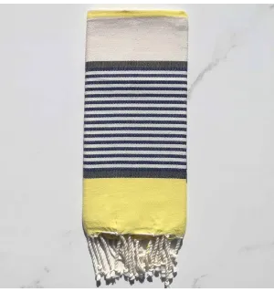 Enfant jaune, ardoise, bleu foncé et blanc cassé 