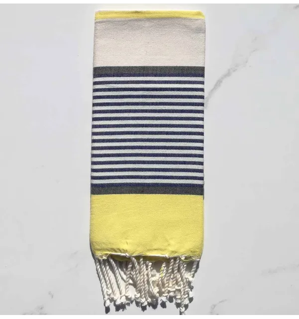 Enfant jaune, ardoise, bleu foncé et blanc cassé 