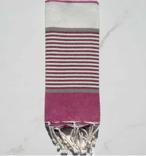 Enfant mauve, bordeaux, taupe et blanc 