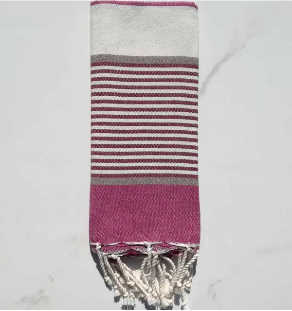 Enfant mauve, bordeaux, taupe et blanc 