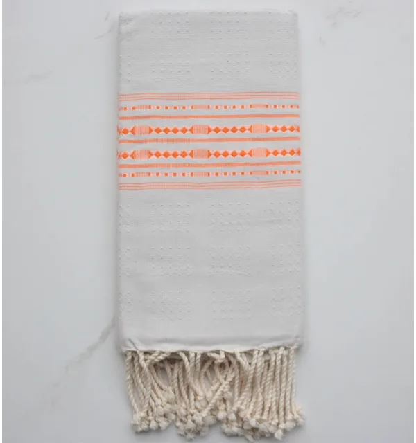 Fouta thalasso gris clair avec motifs orange 