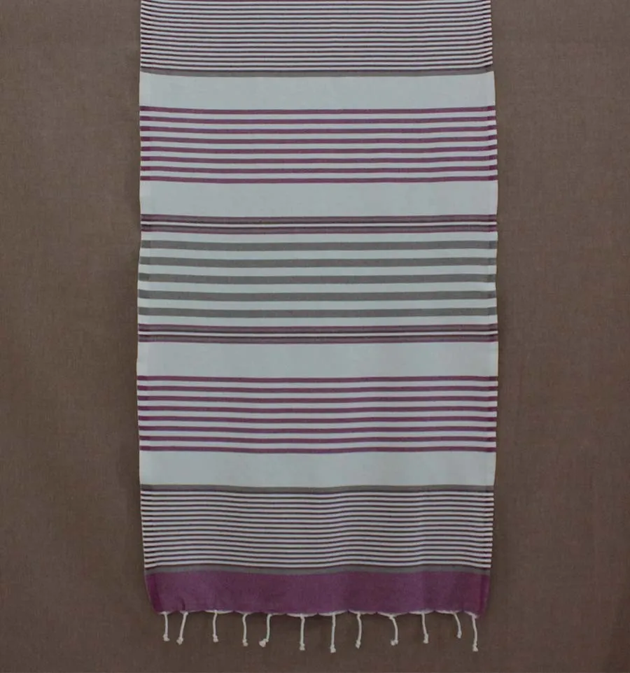 Enfant mauve, bordeaux, taupe et blanc