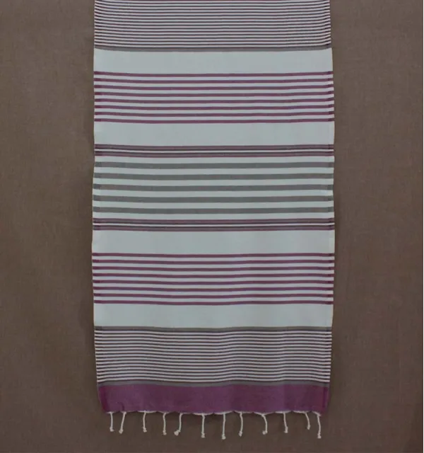 Enfant mauve, bordeaux, taupe et blanc 