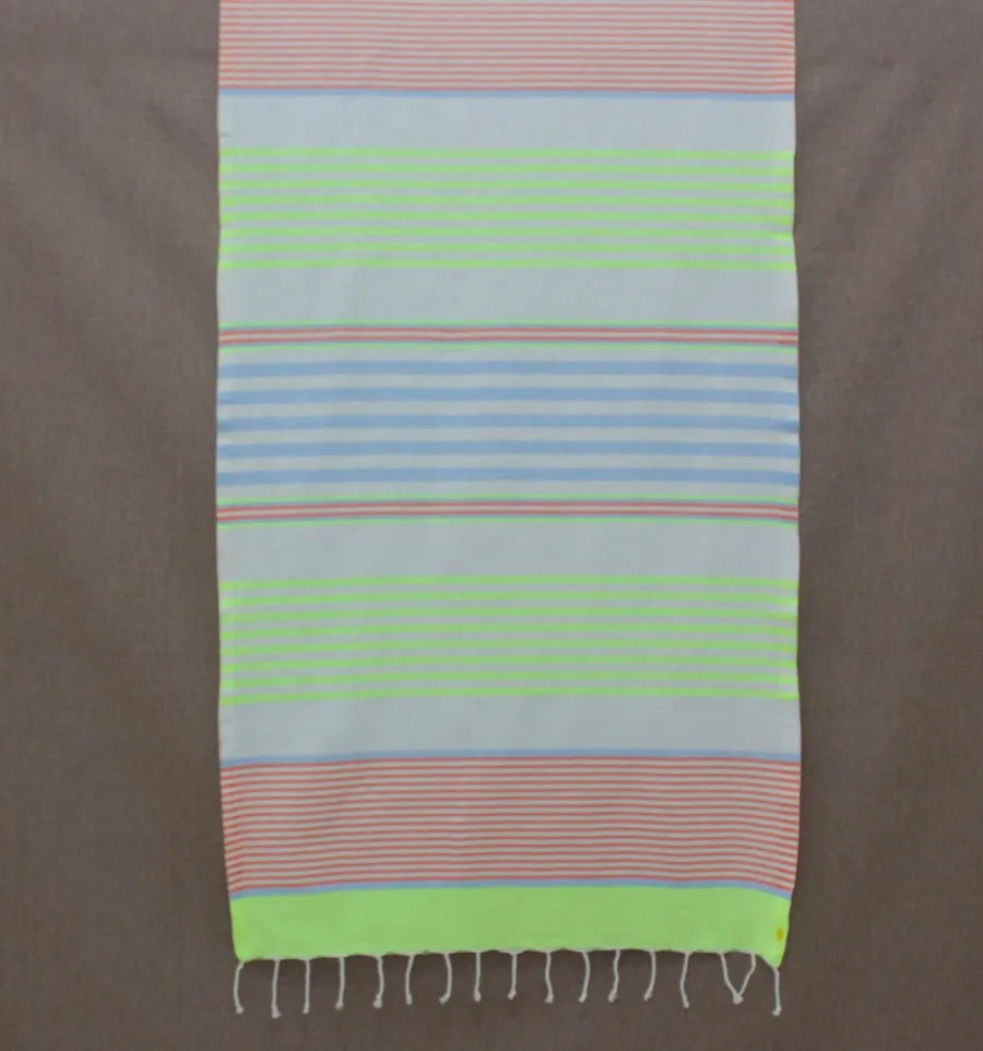 Enfant fluo, bleu, orange et blanc cassé