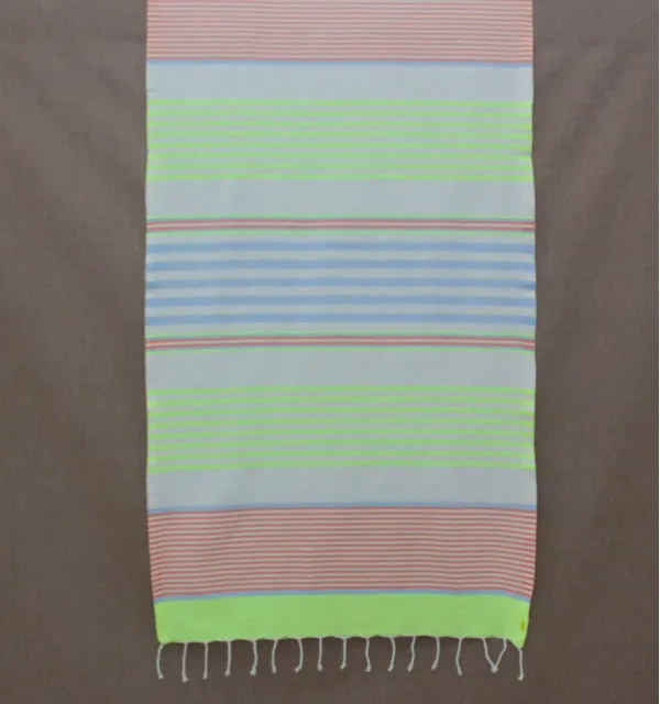 Enfant fluo, bleu, orange et blanc cassé 