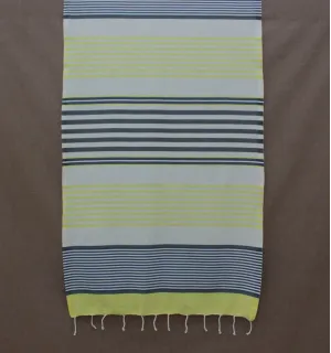 Enfant jaune, ardoise, bleu foncé et blanc cassé 2