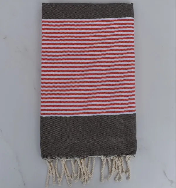 Fouta plate taupe foncé rayée rouge anglais et blanc 
