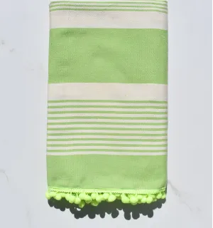Fouta blanc crème et vert avec pompons 