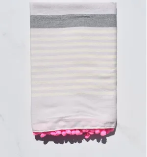 Fouta blanc crème, gris et glycine clair avec pompons