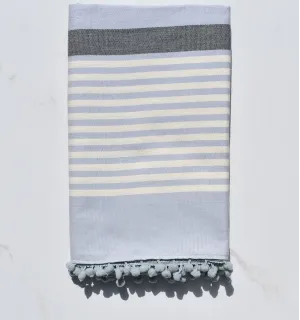 Fouta blanc crème, gris et bleu charrette avec pompons