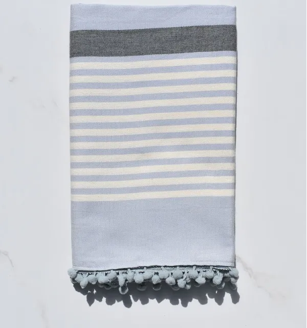 Fouta blanc crème, gris et bleu charrette avec pompons 
