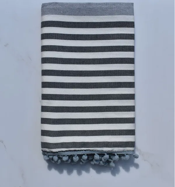 Fouta blanc cassé, gris et gris foncé avec pompons 