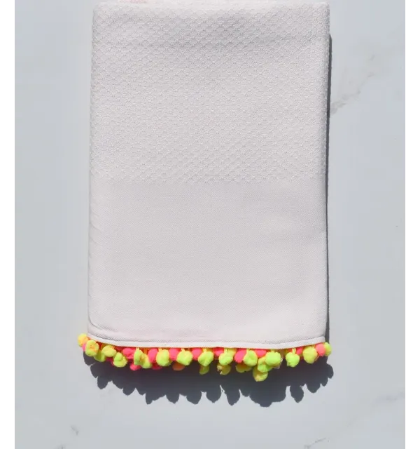 Fouta rose clair avec pompons 