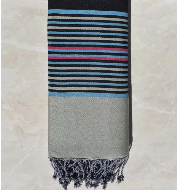 Jeté gris noir avec rayures bleu clair, vert pale et rose 