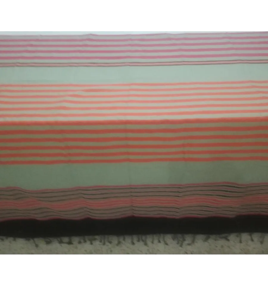 Jeté vert clair avec rayures rose, noir et orange 