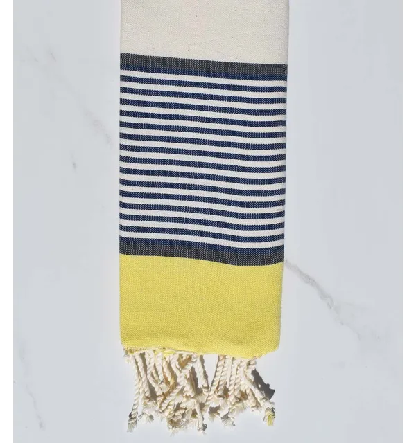 Enfant jaune, ardoise, bleu foncé et blanc cassé 
