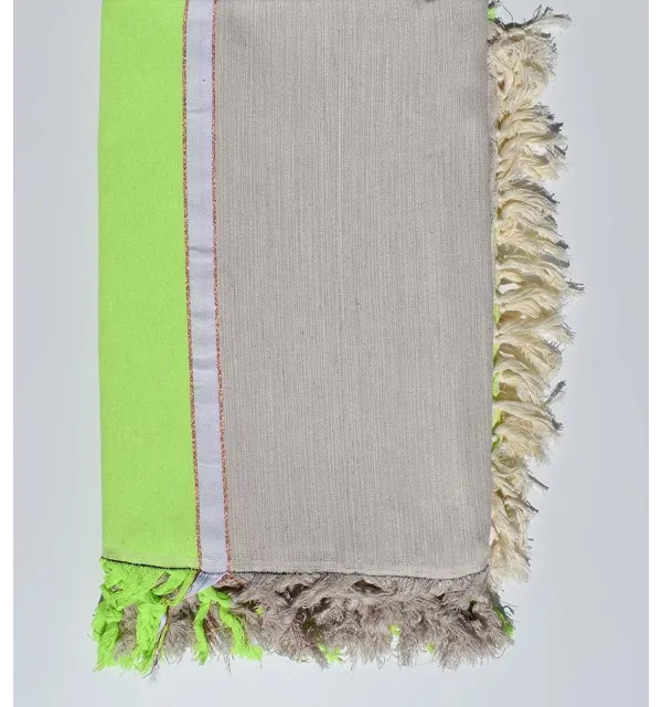 Jeté grège et vert fluo au fil lurex doré 
