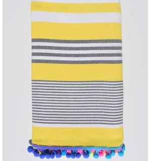 Serviette de plage jaune rayée blanc et gris avec pompons  - 1
