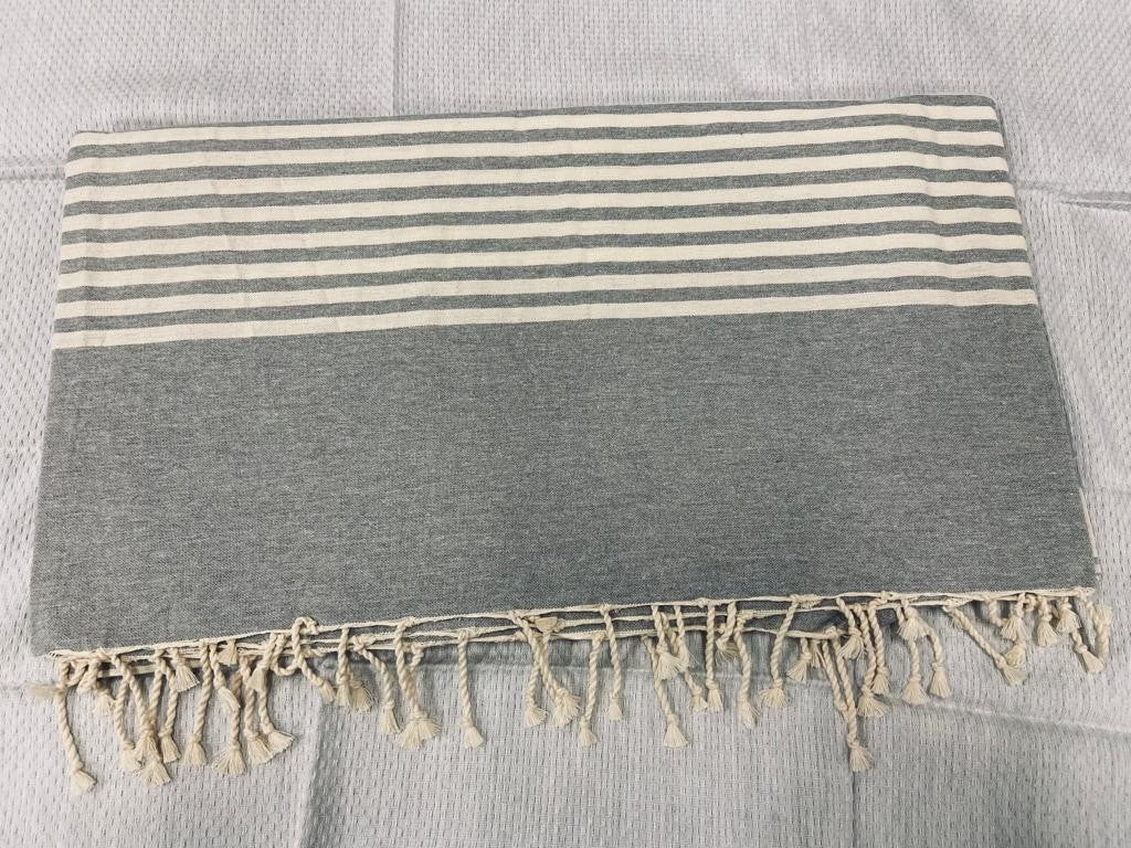 Jeté couleur gris souris avec rayures  - 1