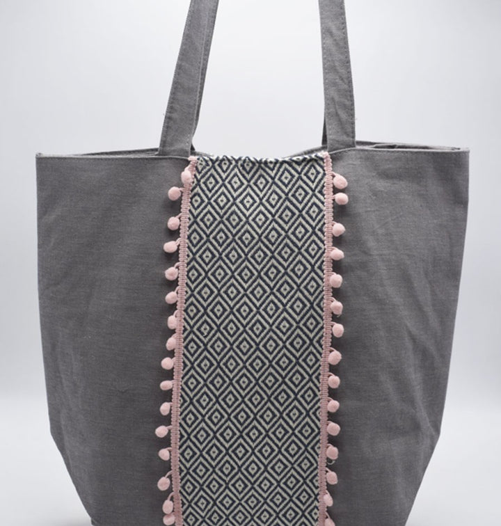 Sac Saint Tropez taupe motifs chevron et pompons rose bébé Fouta Tunisia - 2