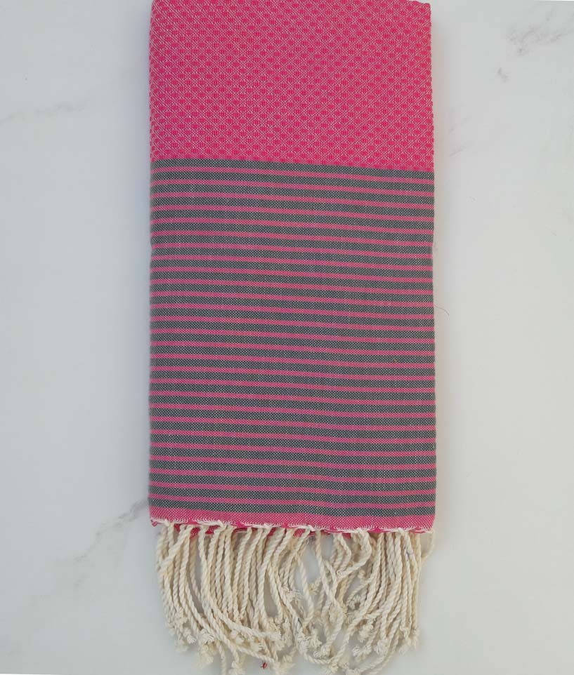 Fouta nid d'abeille rose foncé rayée gris 