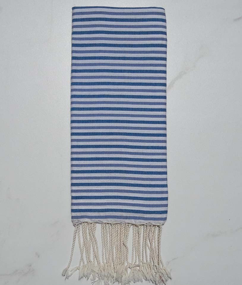 Enfant ziwane bleu, charette et blanc 