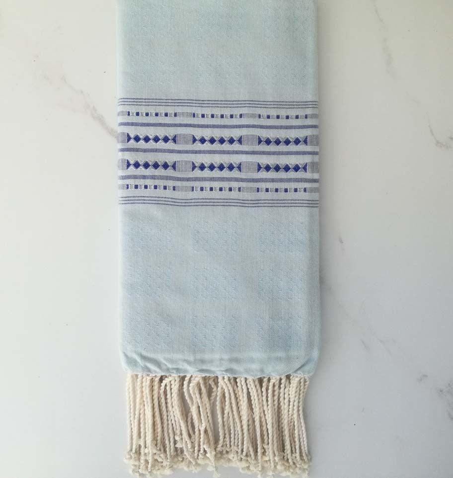 Fouta thalasso bleu ciel avec motifs bleu foncé 