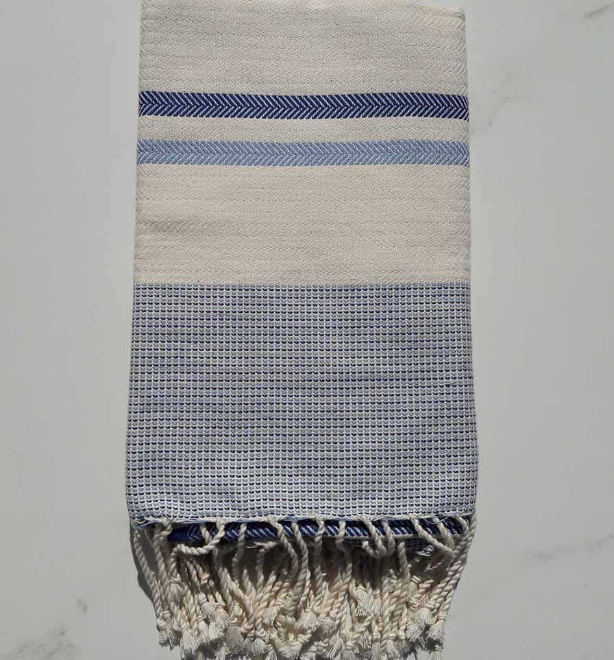 Fouta Chevron blanc crème, bleu ciel et bleu foncé 