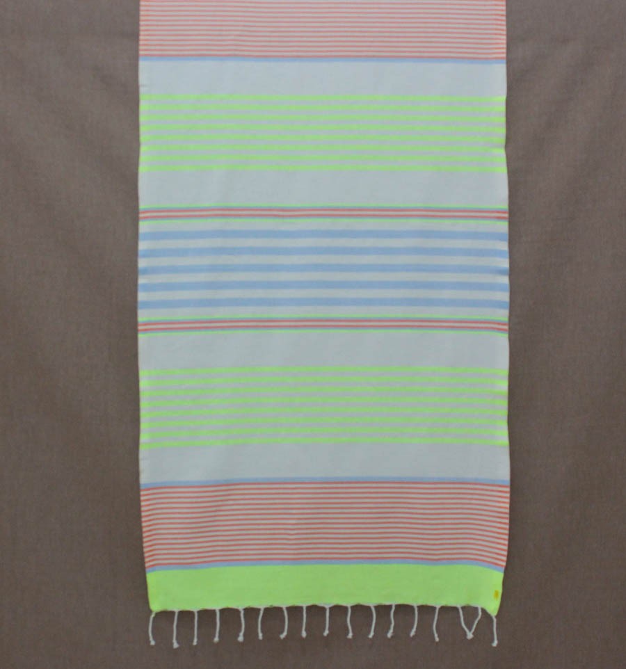 Enfant fluo, bleu, orange et blanc cassé 
