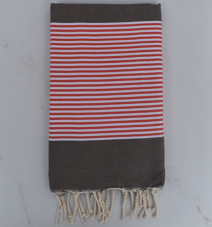 Fouta plate taupe foncé rayée rouge anglais et blanc 