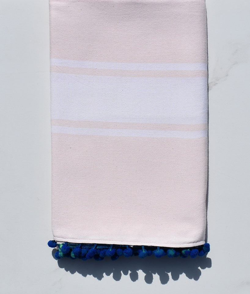 Fouta rose bébé avec pompons 