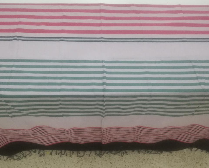 Jeté rose bébé avec rayures noir, vert et incarnat 