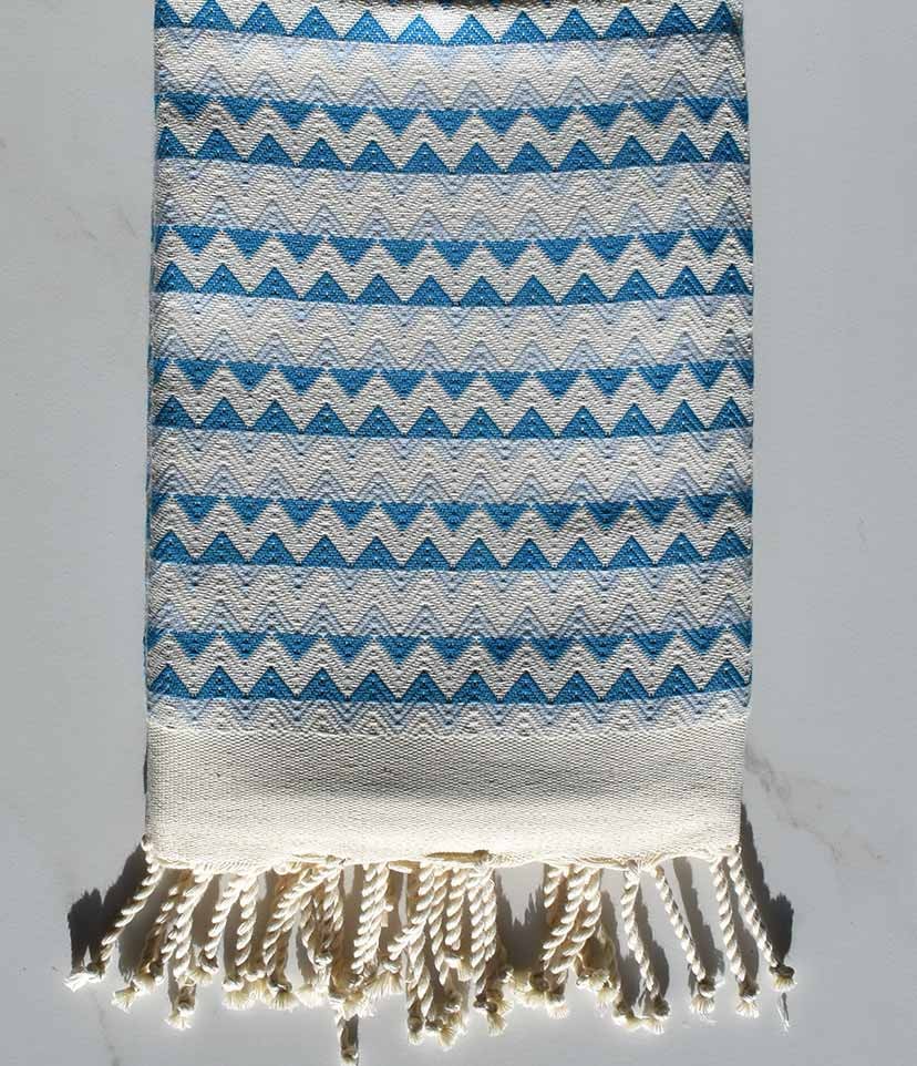 Fouta zigzag écru, bleu azur bleu maya 