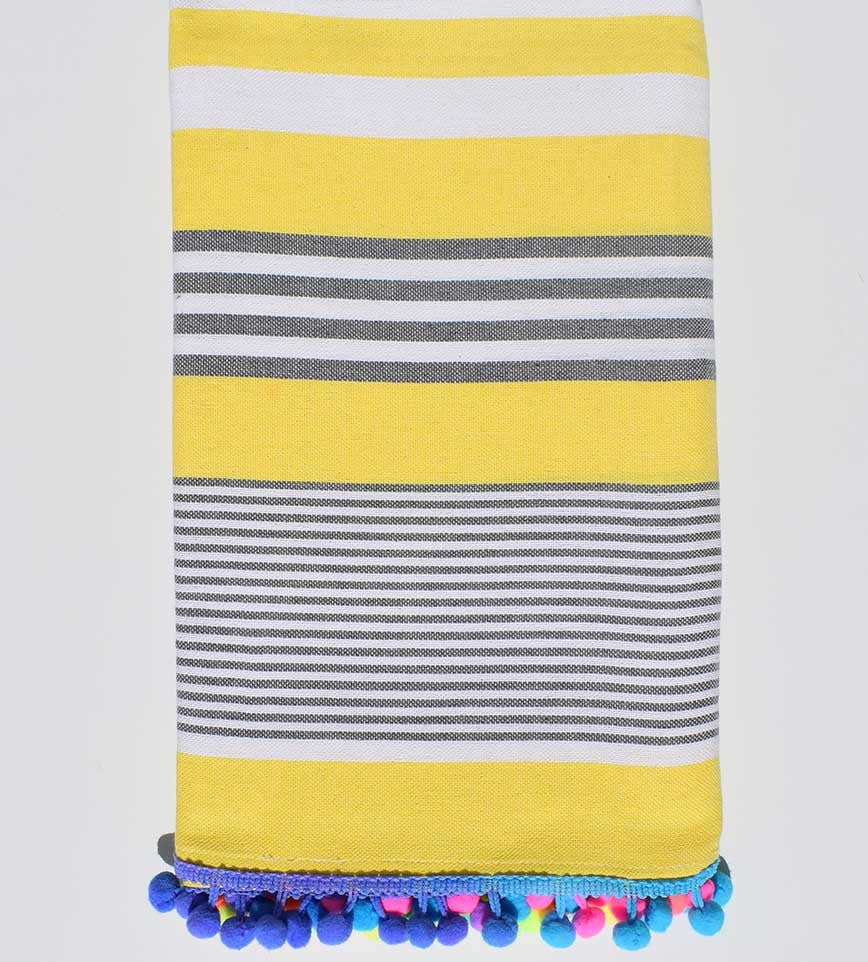 Serviette de plage jaune rayée blanc et gris avec pompons  - 1