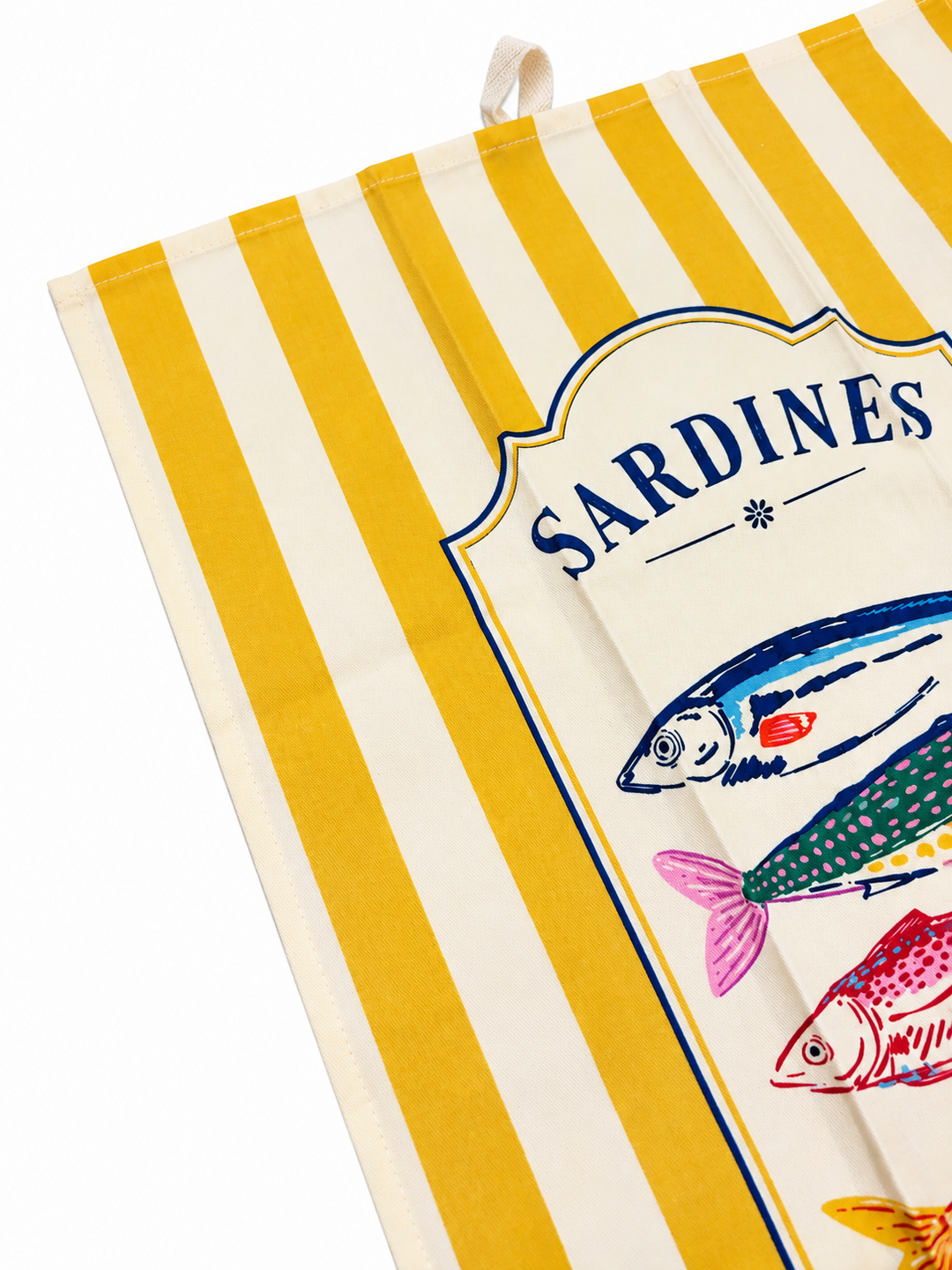 Détail des poissons et du tissu du torchon Sardines