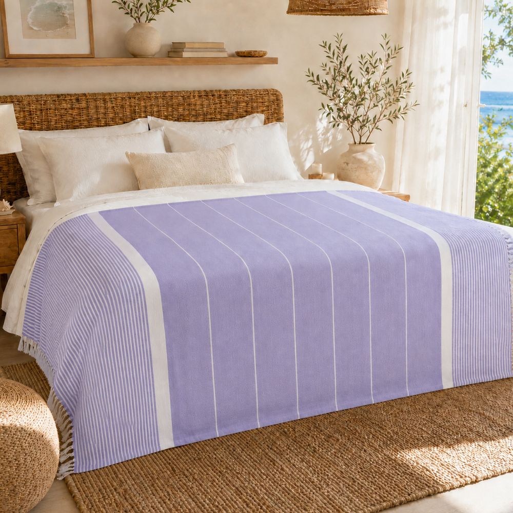 Toalla de playa grande lavanda violeta con rayas blancas